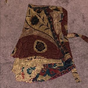 Wrap skirt with paisley-ish design